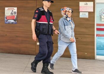 Hamamda müşterinin kredi kartını çalıp alışveriş yapan 2 şüpheliden 1'i tutuklandı