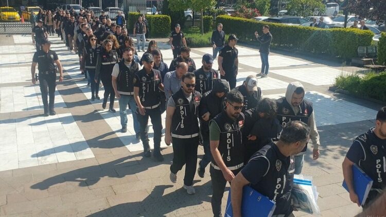Sahte stajyerler üzerinden haksız kazanç elde eden 21 şüpheli adliyede