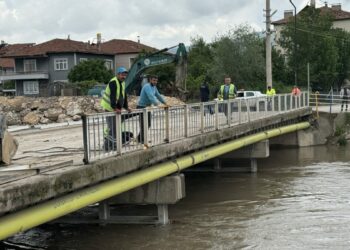 Taşkın riskine karşı Turhal'da köprüler sökülüyor