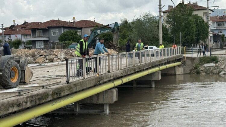 Taşkın riskine karşı Turhal'da köprüler sökülüyor