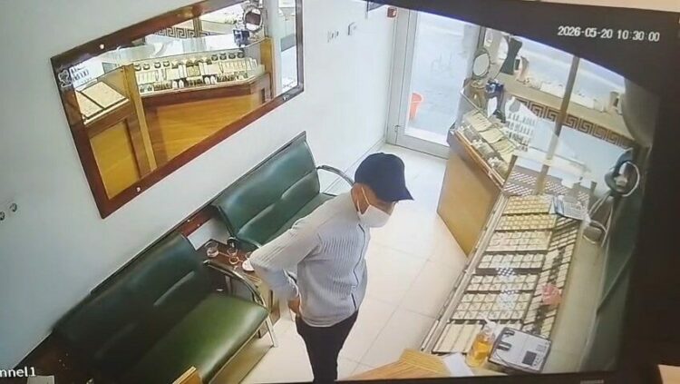 Kuyumcu dükkanında, 'eşime alacağım' diyerek baktığı yüzüğü çaldı