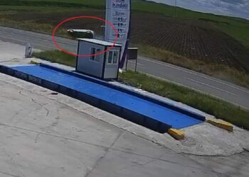 Diyarbakır’da takla atan otomobil tarlaya savruldu; aynı aileden 4 yaralı