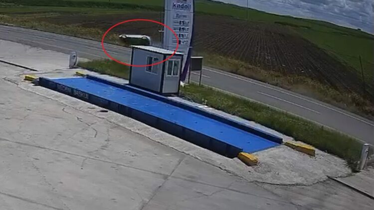 Diyarbakır’da takla atan otomobil tarlaya savruldu; aynı aileden 4 yaralı