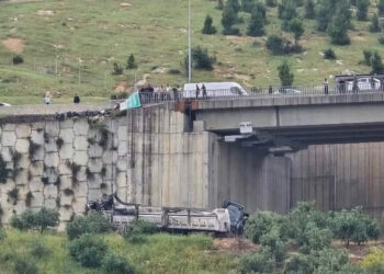TIR, otomobile çarpıp viyadükten düştü; 2 ölü,4 yaralı