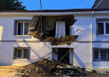 Bursa'da 2 katlı evin duvarı çöktü
