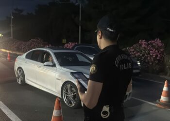 Bodrum'da bayram hareketliliği; polis ekiplerinden ilçe girişinde denetim