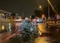 Refüje ve bariyerlere çarpan otomobilin motoru koptu: 1'i ağır 2 yaralı