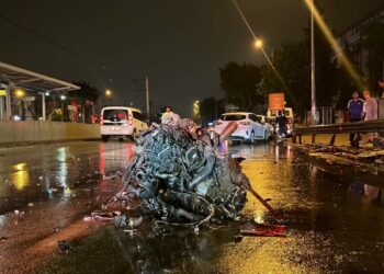 Refüje ve bariyerlere çarpan otomobilin motoru koptu: 1'i ağır 2 yaralı
