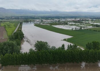 Tokat'ta tarım arazilerinin sular altında kaldığı anlar dronla görüntülendi