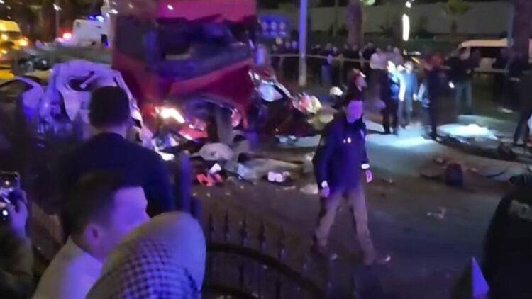 Giresun'da 4 araçlı zincirleme kaza kamerada; 3'ü çocuk 5 ölü, 7 yaralı