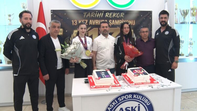 ASKİ Spor, milli tekvandocuların başarısını pasta keserek kutladı