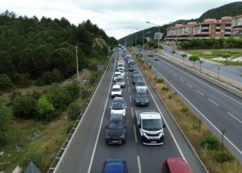 Muğla'ya tatilci akını; kilometrelerce araç kuyruğu oluştu