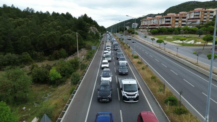 Muğla'ya tatilci akını; kilometrelerce araç kuyruğu oluştu