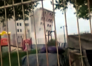Avcılar'da yıkım sırasında sarsıntı ve toz bulutu oluştu; mahalleli deprem sandı