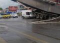 Damperi açık kalan kamyon üst geçide çarptı: 3 yaralı