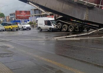 Damperi açık kalan kamyon üst geçide çarptı: 3 yaralı