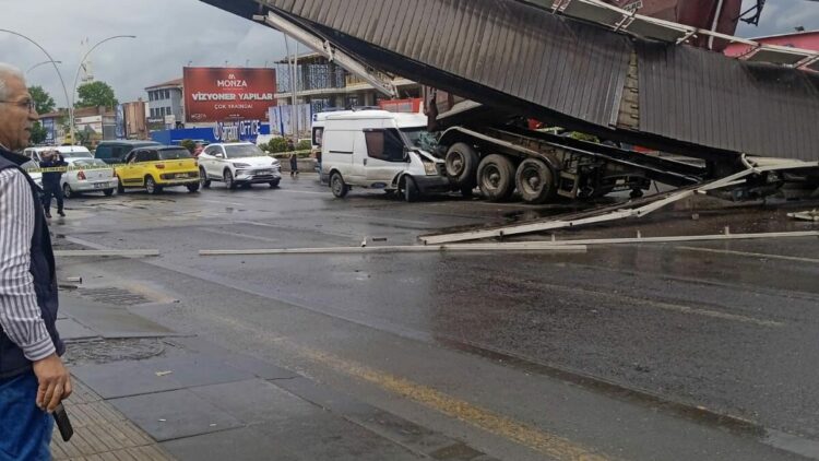 Damperi açık kalan kamyon üst geçide çarptı: 3 yaralı