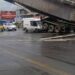 Damperi açık kalan kamyon üst geçide çarptı: 3 yaralı