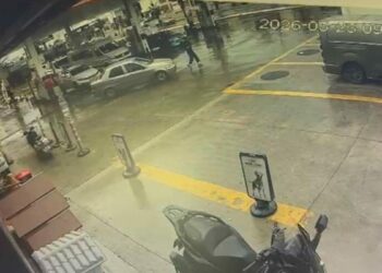 Otomobilin çarptığı yaya yaralandı, kaza kamerada