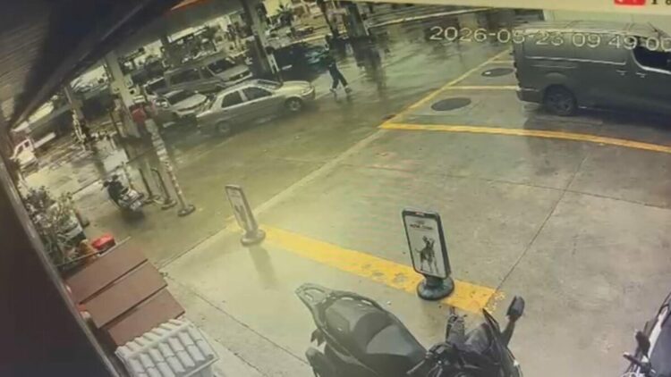 Otomobilin çarptığı yaya yaralandı, kaza kamerada