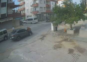 Yakınına el sallarken yola çıktığı sırada otomobil çarptı