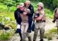 Ayağı burkulunca arazide mahsur kaldı, jandarma sırtında taşıyıp kurtardı