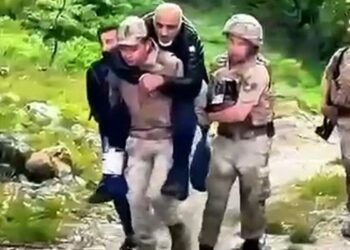 Ayağı burkulunca arazide mahsur kaldı, jandarma sırtında taşıyıp kurtardı