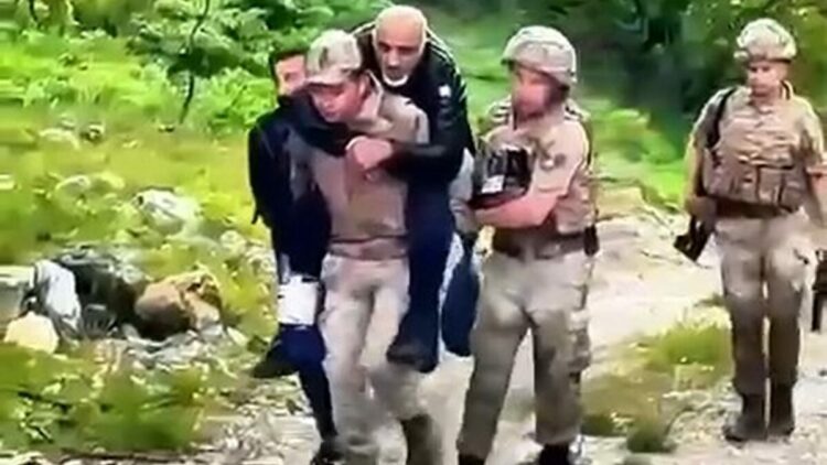 Ayağı burkulunca arazide mahsur kaldı, jandarma sırtında taşıyıp kurtardı