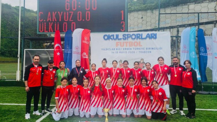 İzmir'e yıldızlarda futbolda çifte şampiyonluk