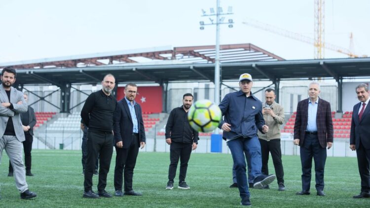 Mesut Özil ‘Esenler Futbol Gelişim Merkezi’ni ziyaret etti