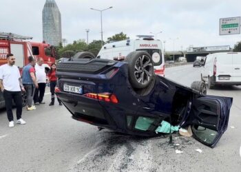 Kadıköy'de sürücüsü rahatsızlanan otomobil başka araca çarpıp takla attı