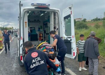 Manisa'da 5 aracın karıştığı zincirleme kaza: 8 yaralı