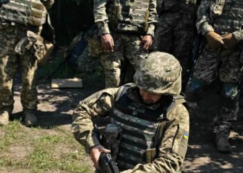 Savaşın en sıcak noktası Sumi'de askeri üs tatbikatları ve 40 kilometrelik 'tel' önlemi görüntülendi