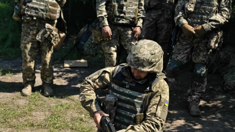 Savaşın en sıcak noktası Sumi'de askeri üs tatbikatları ve 40 kilometrelik 'tel' önlemi görüntülendi