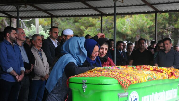 Hatay'daki selde ölen Musa’nın annesi: Polis olacaktın, nereye gidiyorsun