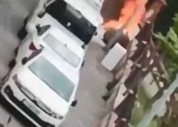 Beyoğlu’nda park halindeki otomobilin alev alev yandığı anlar kamerada
