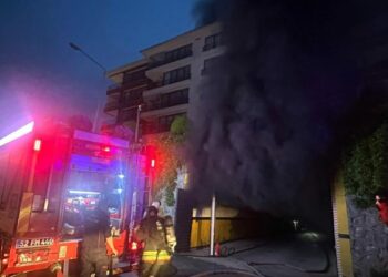 Apartmanın kapalı otoparkında çıkan yangında 3 otomobil zarar gördü