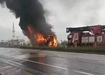 Yolcu otobüsü alev alev yandı