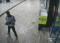 Yalın ayak dükkanın camını taşla kırdı; o anlar kamerada