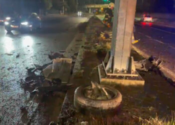 Refüje çarpan otomobilin sürücüsü yaralandı