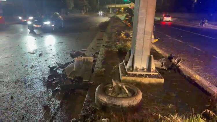 Refüje çarpan otomobilin sürücüsü yaralandı