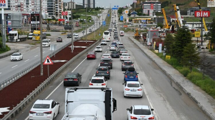 'Kilit kavşak' Kırıkkale'de, bayram trafiği yoğunluğu devam ediyor