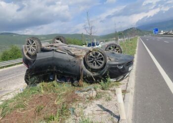 Takla atan otomobildeki anne ile oğlu yaralandı