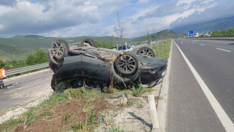 Takla atan otomobildeki anne ile oğlu yaralandı