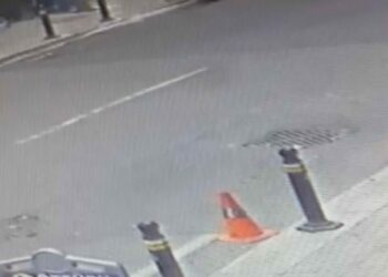 Şişli'de yolun karşısına geçen kişiye motosiklet çarptı; kaza kamerada