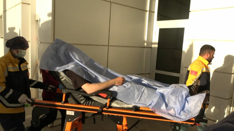 Alacak kavgasında ağabey bıçaklandı, kardeşi darbedildi