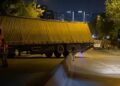 Küçükçekmece’de palet yüklü TIR geri kayarak sitenin duvarına çarptı