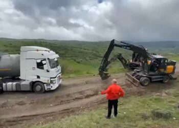 Bayram trafiğinden kaçıp orman yollarına giren sürücülerin araçları çamura saplandı