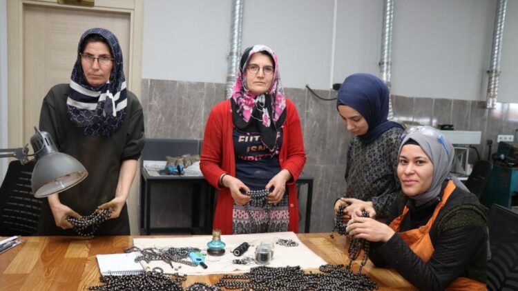 Oltu'nun 'kara kehribarına' kadın eli değdi
