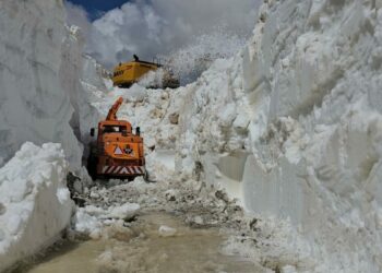 Şırnak’ta 7 metreyi aşan karla mücadele